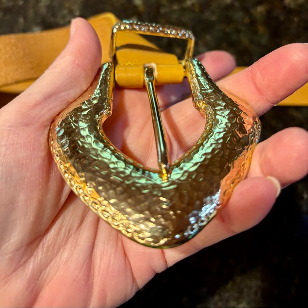 ⭐️VINTAGE Caramel Colored Leather Belt w/Large Gold-Tone Buckle & End Tip XS⭐️ - Picture 2 of 11